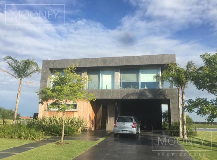 Casa · 415m² · 8 Ambientes · 5 Cocheras