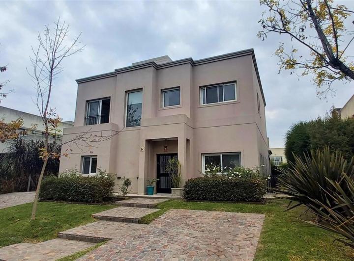 Casa · 250m² · 5 Ambientes · 1 Cochera
