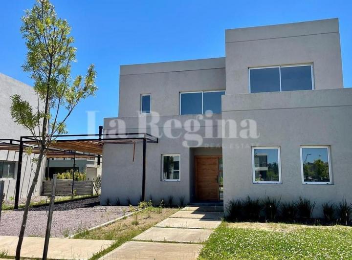 Casa · 220m² · 6 Ambientes · 1 Cochera