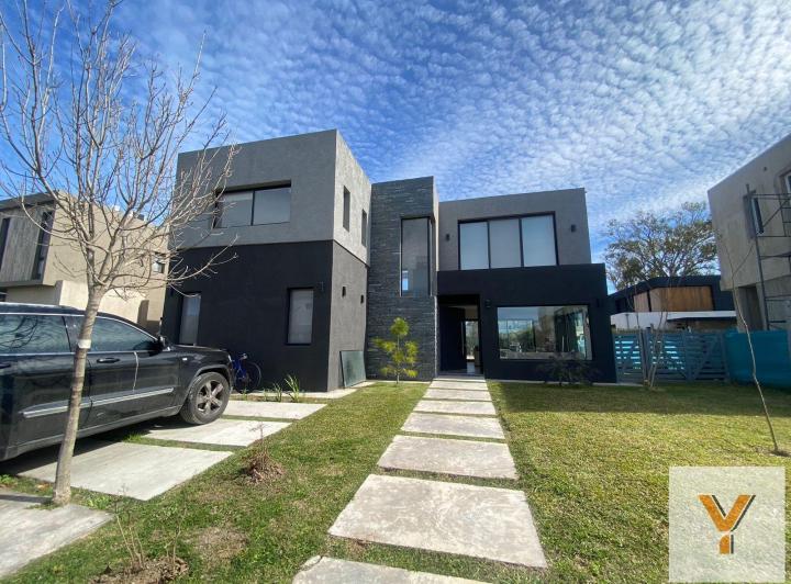 Casa · 260m² · 5 Ambientes · 2 Cocheras