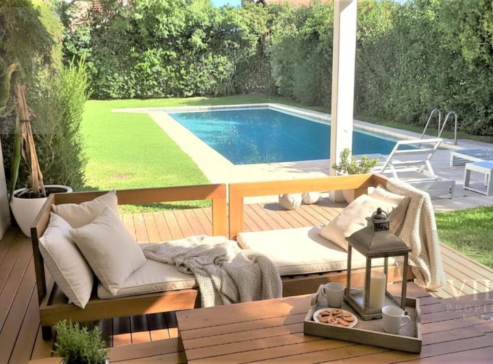 Casa · 340m² · 7 Ambientes · 4 Cocheras