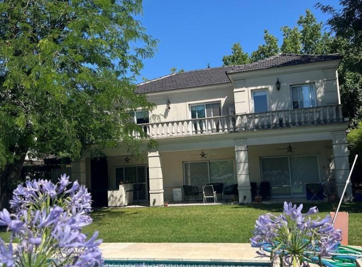 Casa · 253m² · 5 Ambientes · 1 Cochera