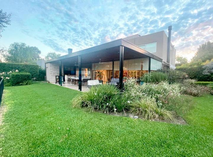Casa · 400m² · 8 Ambientes · 2 Cocheras