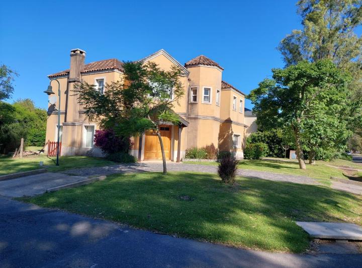Casa · 230m² · 4 Ambientes