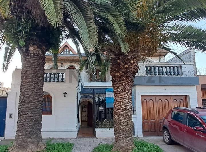 Casa · 300m² · 8 Ambientes · 1 Cochera