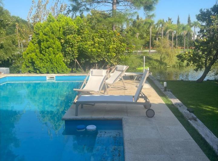 Casa · 325m² · 7 Ambientes · 1 Cochera