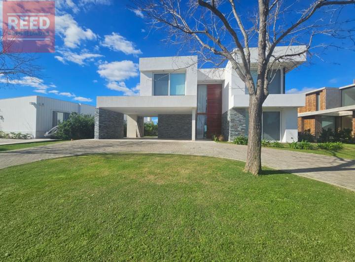 Casa · 450m² · 7 Ambientes · 7 Cocheras