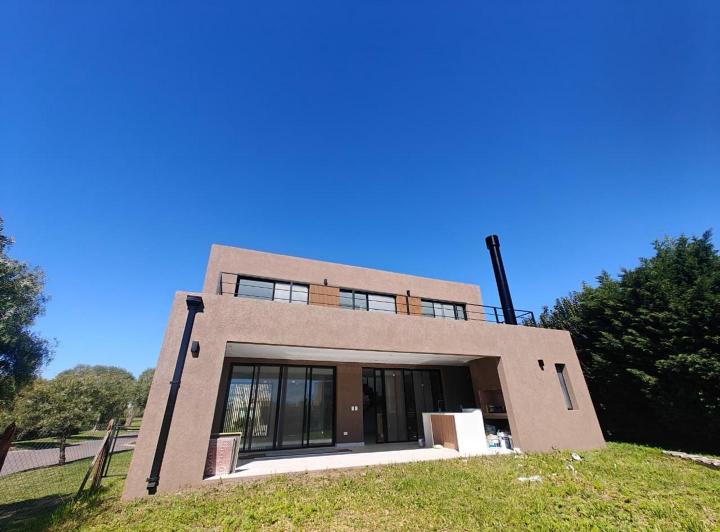 Casa · 230m² · 5 Ambientes · 2 Cocheras