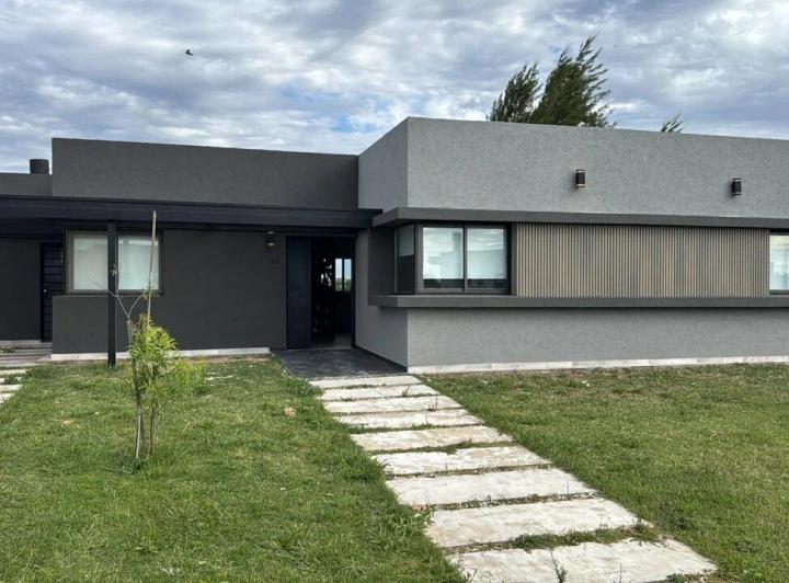 Casa · 175m² · 5 Ambientes · 2 Cocheras
