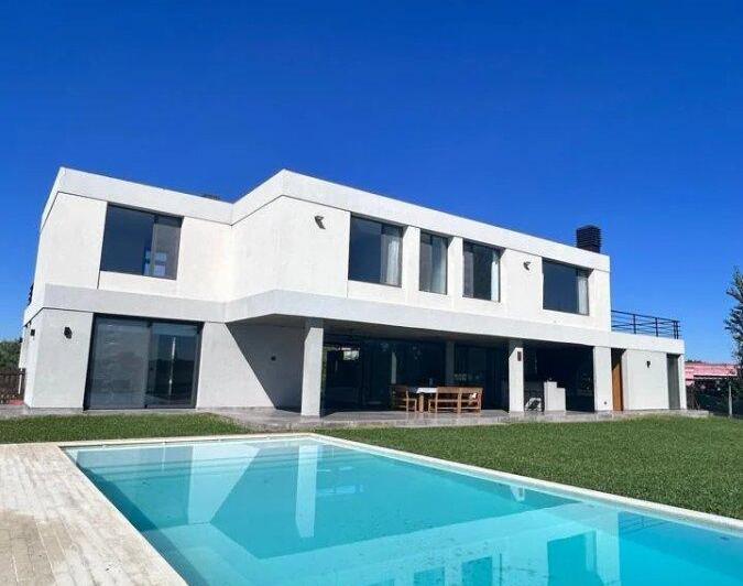 Casa · 308m² · 6 Ambientes · 4 Cocheras