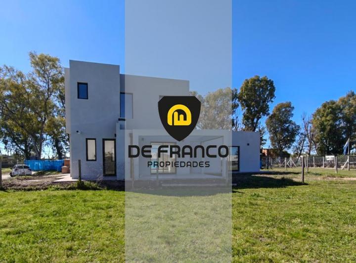 Casa · 220m² · 5 Ambientes · 2 Cocheras