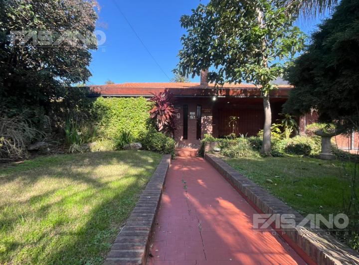 Casa · 330m² · 6 Ambientes · 4 Cocheras