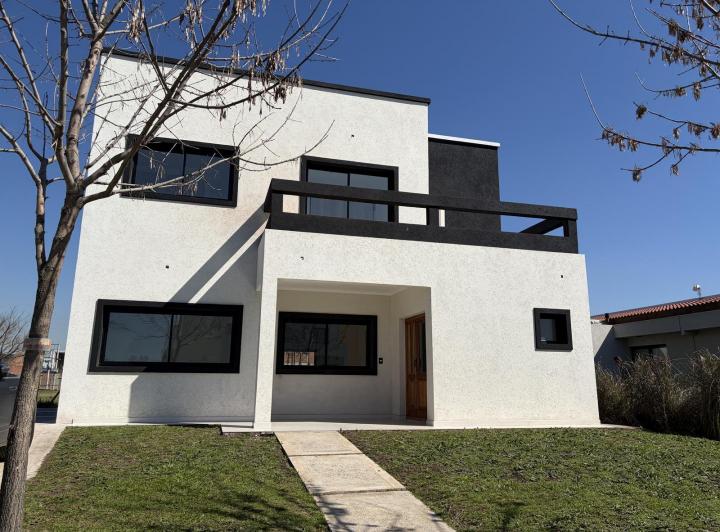 Casa · 224m² · 6 Ambientes · 2 Cocheras