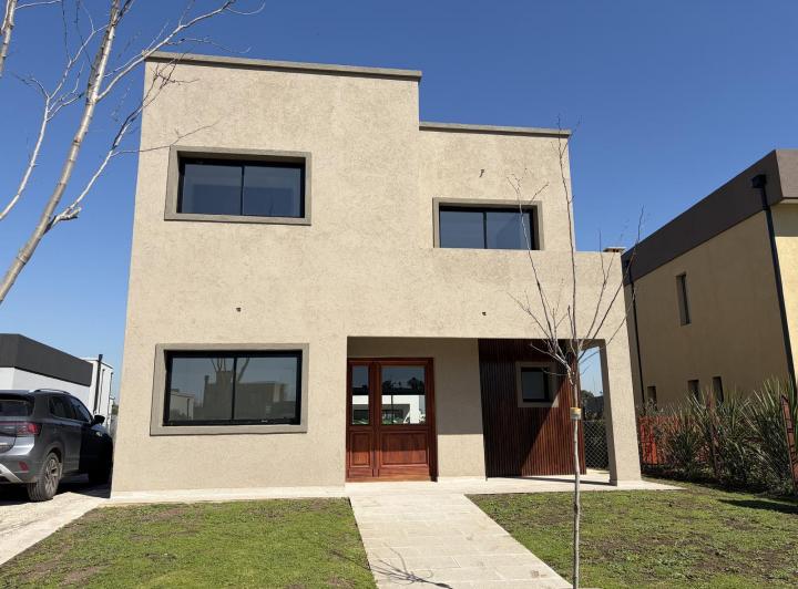 Casa · 197m² · 6 Ambientes · 2 Cocheras