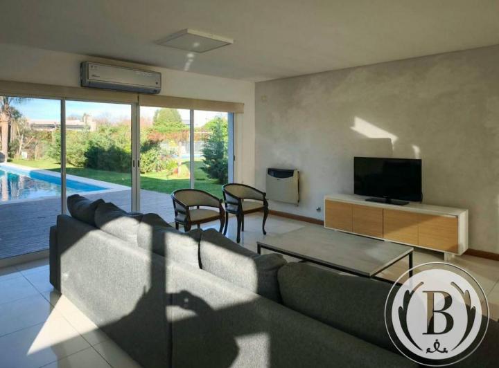 Casa · 252m² · 5 Ambientes · 2 Cocheras