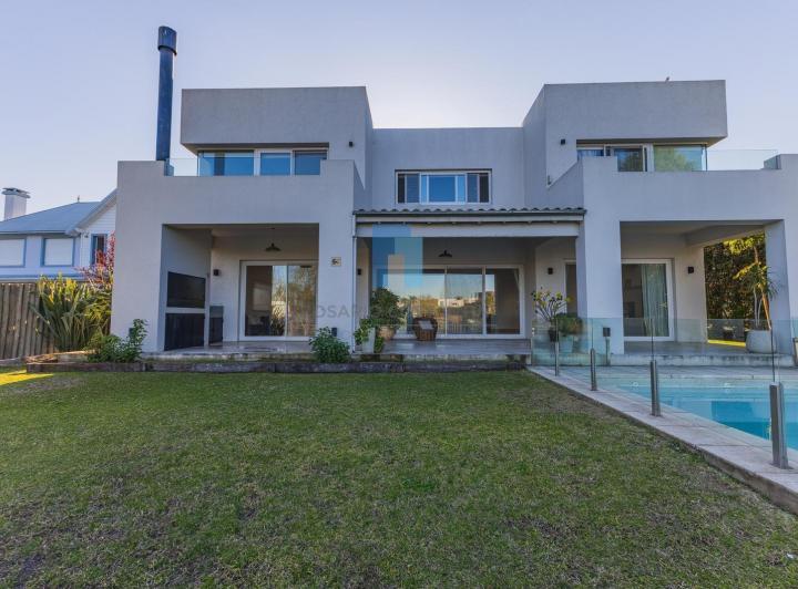Casa · 940m² · 4 Dormitorios