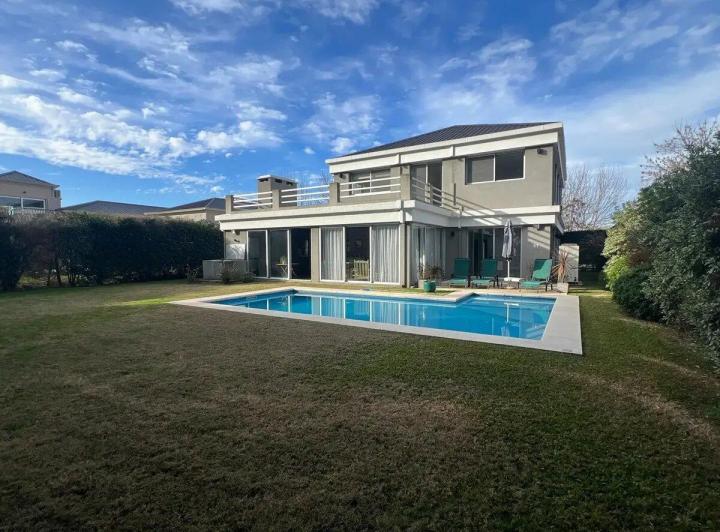 Casa · 230m² · 7 Ambientes · 2 Cocheras