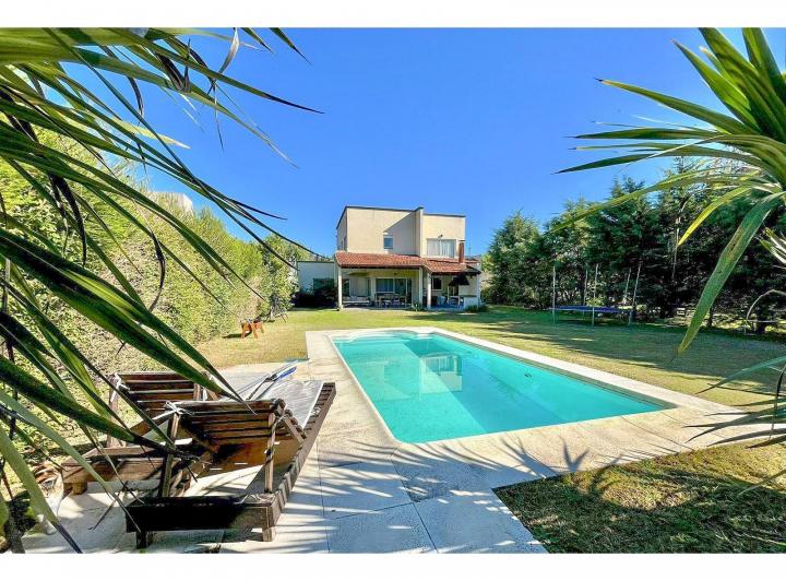Casa · 245m² · 6 Ambientes · 4 Cocheras