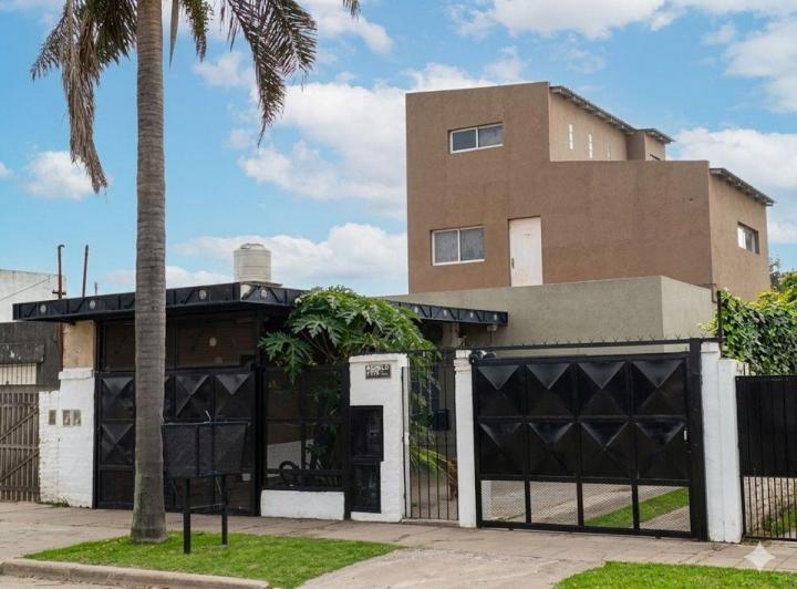 Casa · 200m² · 9 Ambientes · 2 Cocheras