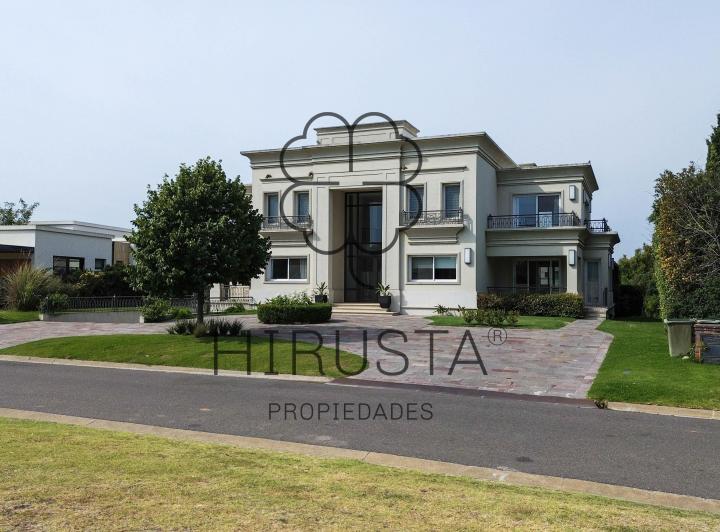 Casa · 1400m² · 9 Ambientes · 4 Cocheras