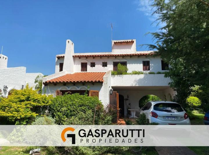 Casa · 220m² · 6 Ambientes · 2 Cocheras