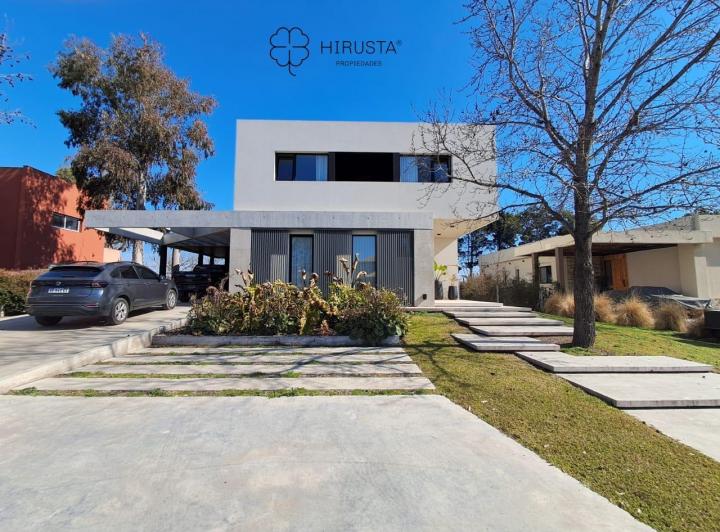 Casa · 300m² · 7 Ambientes · 4 Cocheras