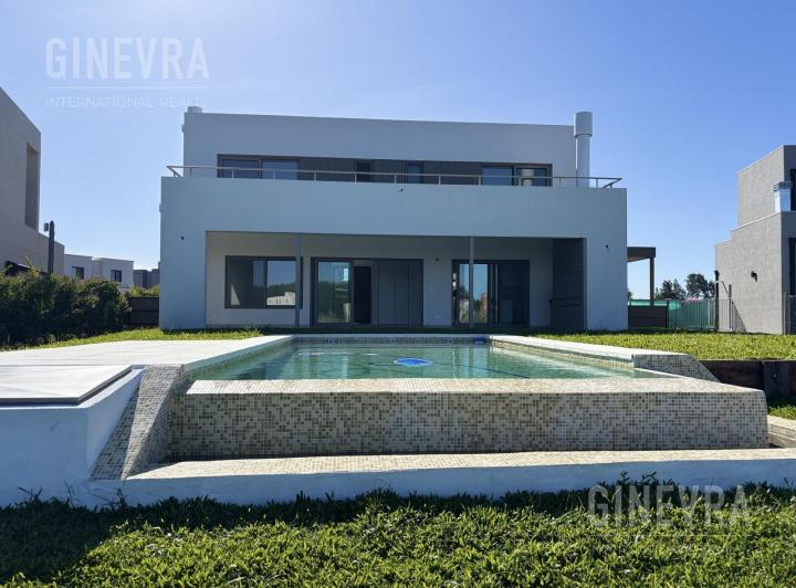 Casa · 216m² · 6 Ambientes · 2 Cocheras