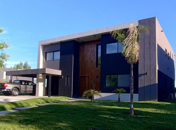 Casa · 330m² · 6 Ambientes · 4 Cocheras