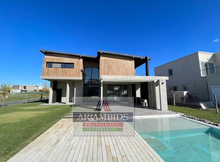 Casa · 802m² · 4 Dormitorios · 2 Cocheras