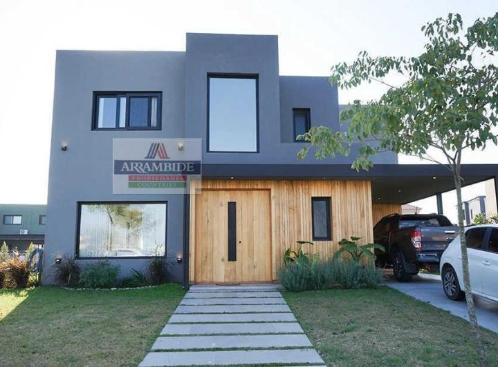 Casa · 241m² · 5 Ambientes · 2 Cocheras