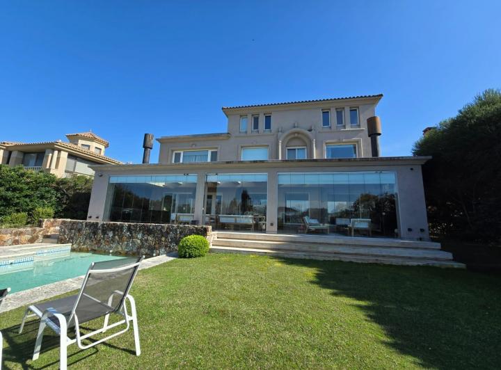 Casa · 499m² · 6 Ambientes · 2 Cocheras