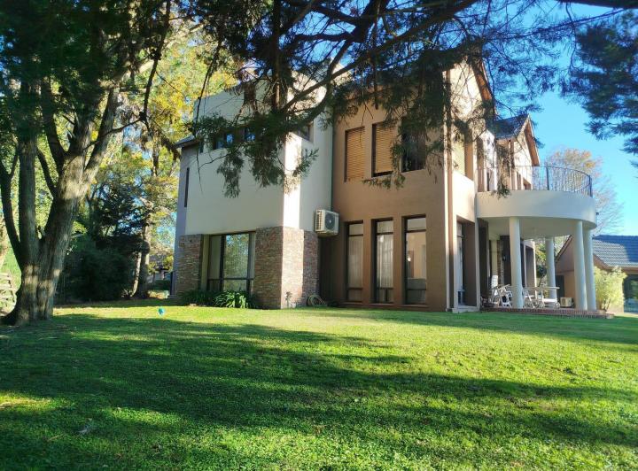 Casa · 307m² · 5 Ambientes · 2 Cocheras