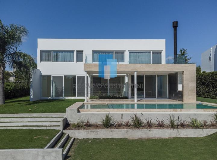 Casa · 382m² · 4 Dormitorios · 2 Cocheras