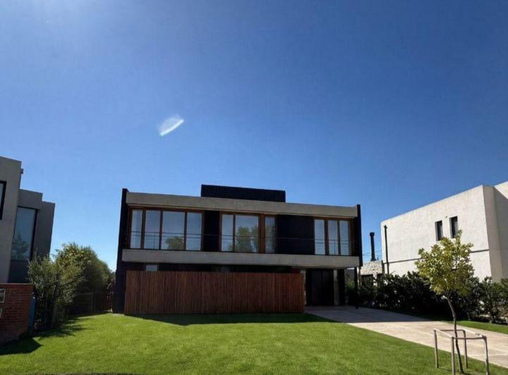 Casa · 252m² · 6 Ambientes · 2 Cocheras
