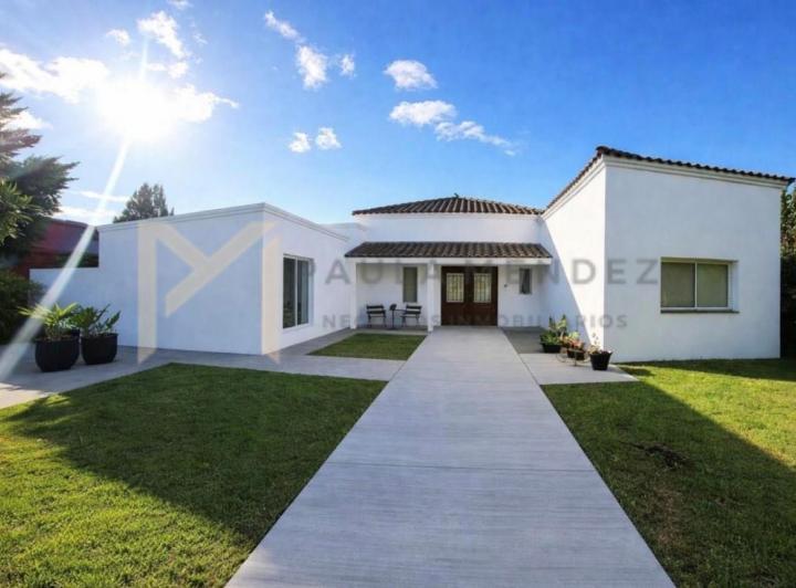 Casa · 228m² · 5 Ambientes · 4 Cocheras