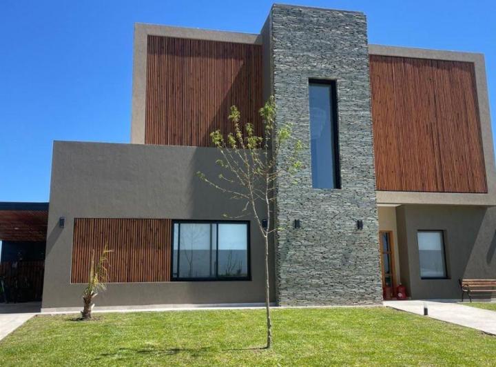 Casa · 240m² · 6 Ambientes · 3 Cocheras