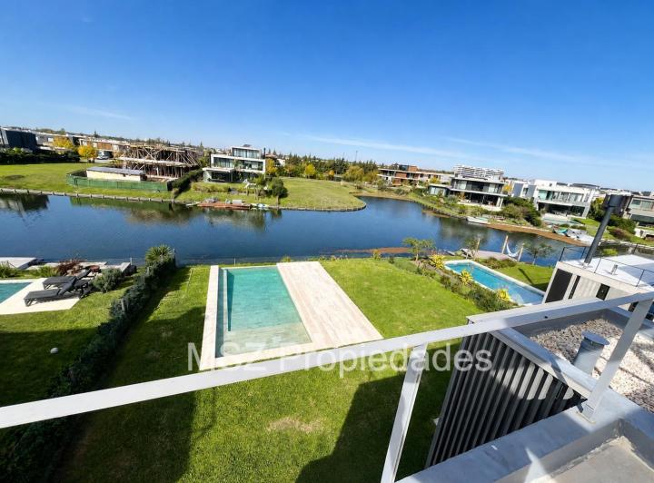 Casa · 342m² · 9 Ambientes · 2 Cocheras