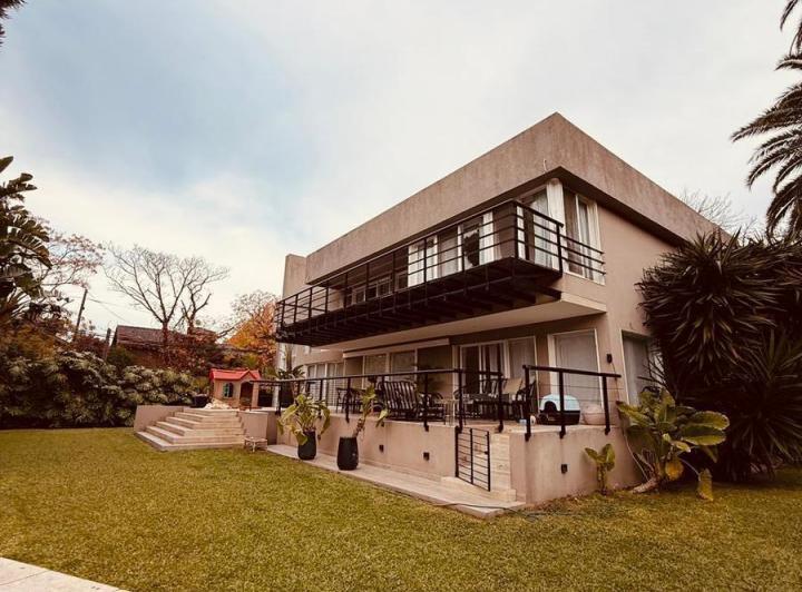 Casa · 500m² · 8 Ambientes · 2 Cocheras