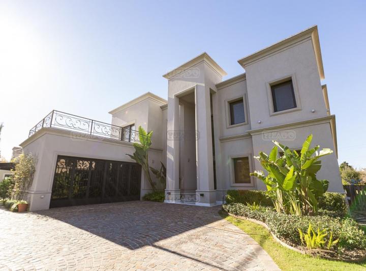 Casa · 450m² · 7 Ambientes · 2 Cocheras