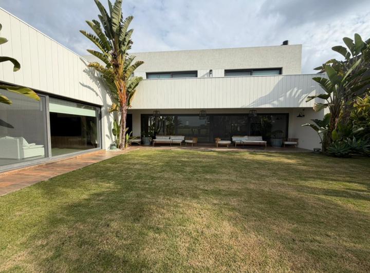 Casa · 649m² · 4 Dormitorios · 4 Cocheras