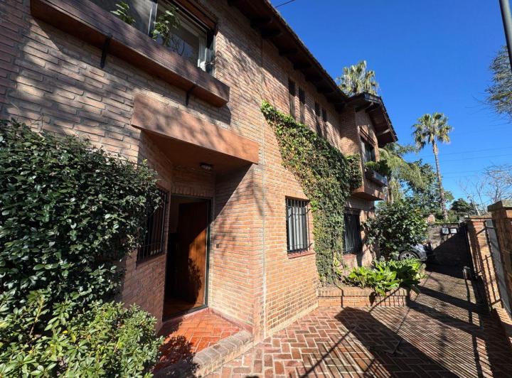 Casa · 360m² · 6 Ambientes · 2 Cocheras