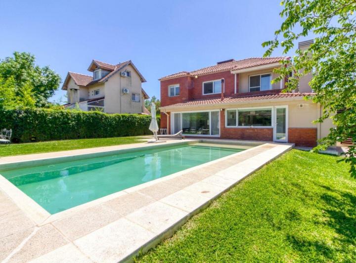 Casa · 171m² · 6 Ambientes · 2 Cocheras