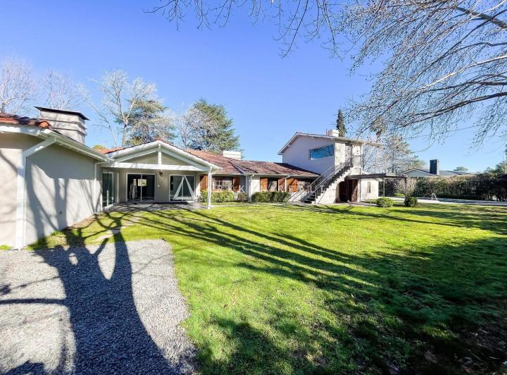 Casa · 252m² · 6 Ambientes · 1 Cochera