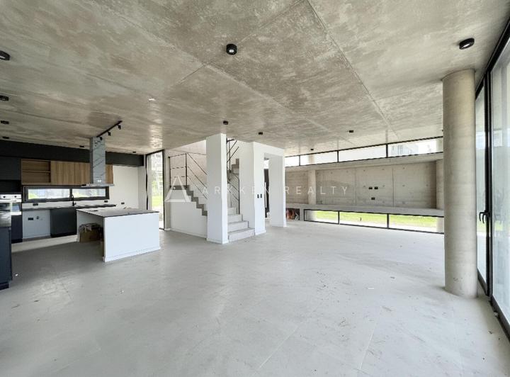 Casa · 277m² · 6 Ambientes · 4 Cocheras