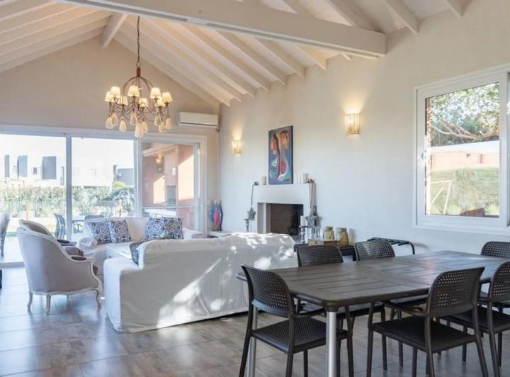 Casa · 220m² · 5 Ambientes · 2 Cocheras