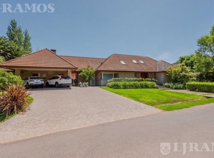 Casa · 351m² · 6 Ambientes · 2 Cocheras