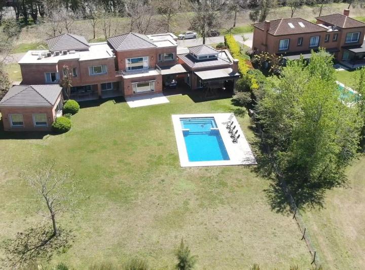 Casa · 550m² · 10 Ambientes · 2 Cocheras