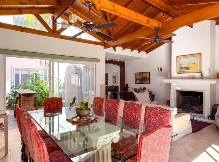 Casa · 210m² · 6 Ambientes · 1 Cochera