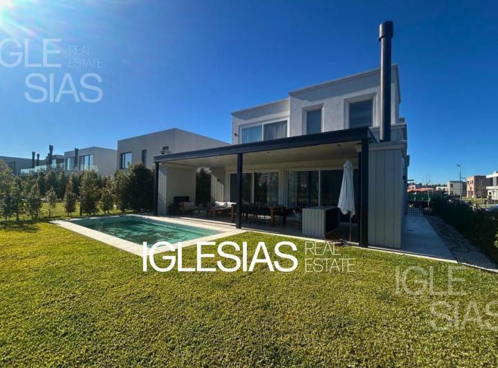 Casa · 242m² · 6 Ambientes · 1 Cochera