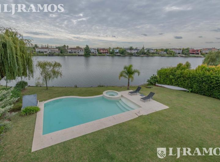 Casa · 375m² · 8 Ambientes